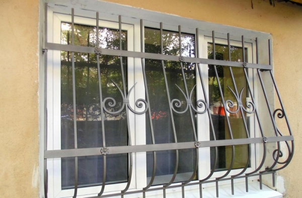 Решетки на окна — 105 фото лучших вариантов защиты окон и балконов Решетки на окна — 105 фото лучших вариантов защиты окон и балконов