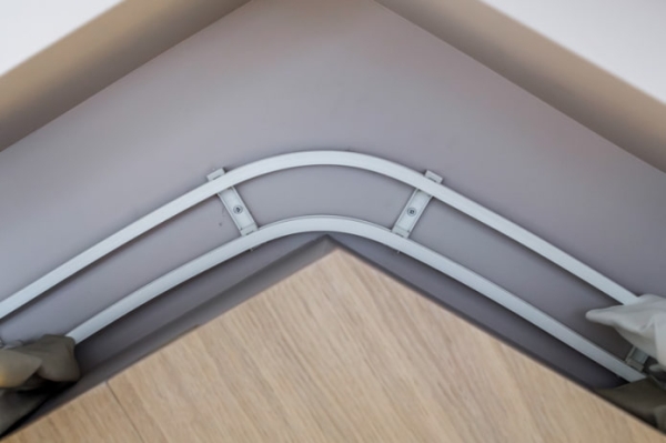 Выбор карниза для эркера: фото, какие варианты подходят для эркерных окон Выбор карниза для эркера: фото, какие варианты подходят для эркерных окон