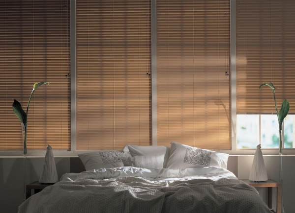 Жалюзи в спальню (75 фото): выбираем на пластиковые окна вертикальные и горизонтальные жалюзи Жалюзи в спальню (75 фото): выбираем на пластиковые окна вертикальные и горизонтальные жалюзи