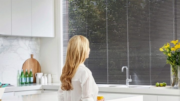 Как установить жалюзи горизонтальные на пластиковые окна (70 фото): как повесить на потолок, монтаж на стену и створку без сверления Как установить жалюзи горизонтальные на пластиковые окна (70 фото): как повесить на потолок, монтаж на стену и створку без сверления