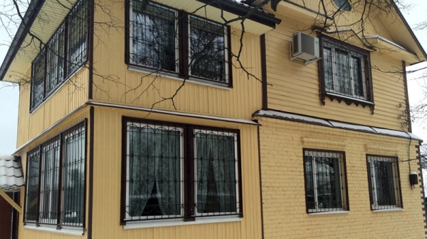 Решетки для цокольных окон (кованые), решетка на полуподвальное окно (цоколь) из металла, купить в Москве Решетки для цокольных окон (кованые), решетка на полуподвальное окно (цоколь) из металла, купить в Москве