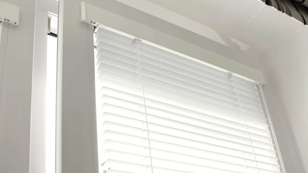 Установка жалюзи на пластиковое окно: пошаговое руководство