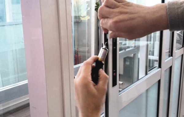 Ремонт балконной двери: заменить сломанный стеклопакет, фиксатор