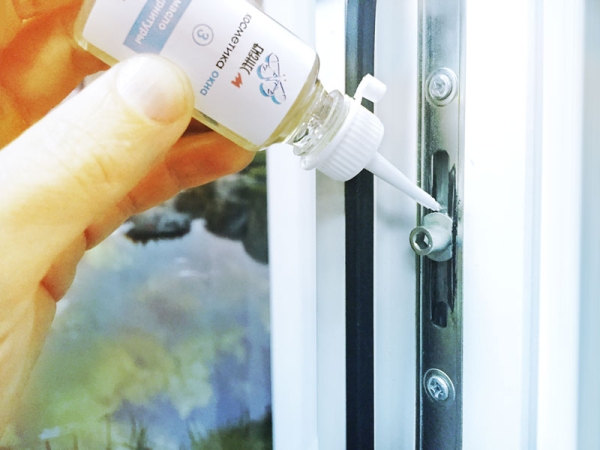 Чем и как смазать пластиковые окна: механизм, резинки, фурнитуру