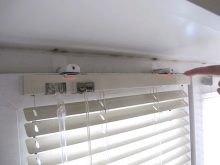 Как установить жалюзи горизонтальные на пластиковые окна (70 фото): как повесить на потолок, монтаж на стену и створку без сверления Как установить жалюзи горизонтальные на пластиковые окна (70 фото): как повесить на потолок, монтаж на стену и створку без сверления