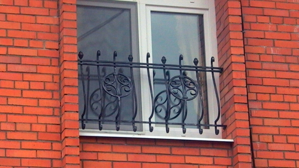 Решетки для цокольных окон (кованые), решетка на полуподвальное окно (цоколь) из металла, купить в Москве Решетки для цокольных окон (кованые), решетка на полуподвальное окно (цоколь) из металла, купить в Москве