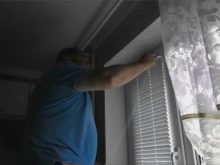 Как установить жалюзи горизонтальные на пластиковые окна (70 фото): как повесить на потолок, монтаж на стену и створку без сверления Как установить жалюзи горизонтальные на пластиковые окна (70 фото): как повесить на потолок, монтаж на стену и створку без сверления