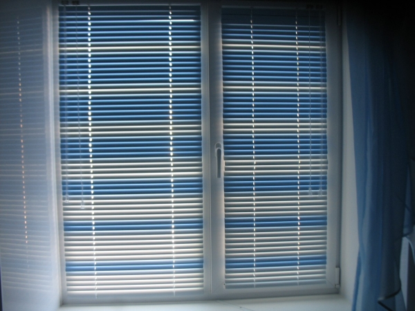 Установка жалюзи на пластиковое окно: пошаговое руководство