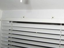 Как установить жалюзи горизонтальные на пластиковые окна (70 фото): как повесить на потолок, монтаж на стену и створку без сверления Как установить жалюзи горизонтальные на пластиковые окна (70 фото): как повесить на потолок, монтаж на стену и створку без сверления