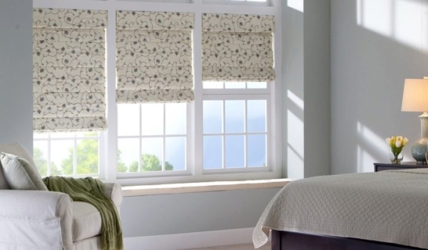 Жалюзи в спальню (75 фото): выбираем на пластиковые окна вертикальные и горизонтальные жалюзи Жалюзи в спальню (75 фото): выбираем на пластиковые окна вертикальные и горизонтальные жалюзи