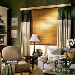 Жалюзи в спальню (75 фото): выбираем на пластиковые окна вертикальные и горизонтальные жалюзи Жалюзи в спальню (75 фото): выбираем на пластиковые окна вертикальные и горизонтальные жалюзи