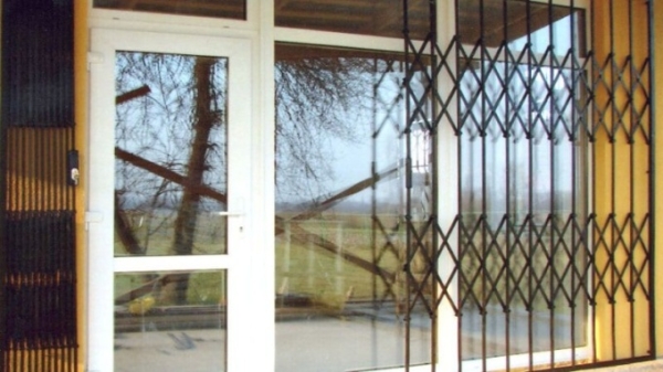 Виды решеток на балкон и лоджию: кованные, металлические, технология установки фото Виды решеток на балкон и лоджию: кованные, металлические, технология установки фото