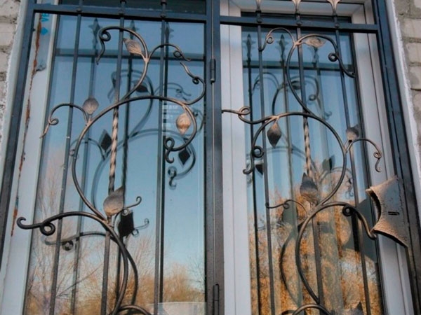Виды решеток на балкон и лоджию: кованные, металлические, технология установки фото Виды решеток на балкон и лоджию: кованные, металлические, технология установки фото