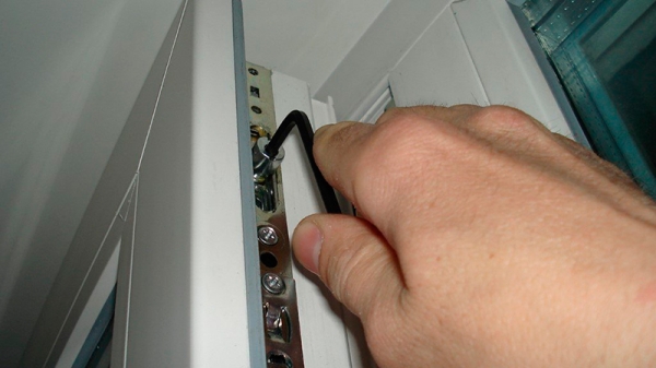 Ремонт балконной двери: заменить сломанный стеклопакет, фиксатор