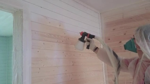 Покраска вагонки – как и чем покрыть (покрасить, пропитать, обработать) деревянную вагонку внутри и снаружи дома, бани, балкона Покраска вагонки – как и чем покрыть (покрасить, пропитать, обработать) деревянную вагонку внутри и снаружи дома, бани, балкона