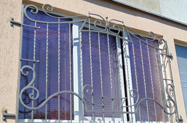 Установка решеток на окна: варианты конструкций и схема установки