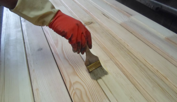 Покраска вагонки – как и чем покрыть (покрасить, пропитать, обработать) деревянную вагонку внутри и снаружи дома, бани, балкона Покраска вагонки – как и чем покрыть (покрасить, пропитать, обработать) деревянную вагонку внутри и снаружи дома, бани, балкона