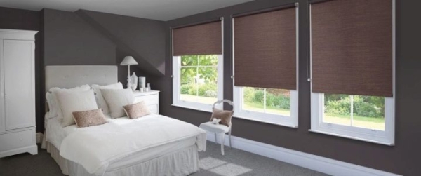 Жалюзи в спальню (75 фото): выбираем на пластиковые окна вертикальные и горизонтальные жалюзи Жалюзи в спальню (75 фото): выбираем на пластиковые окна вертикальные и горизонтальные жалюзи