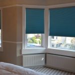 Жалюзи в спальню (75 фото): выбираем на пластиковые окна вертикальные и горизонтальные жалюзи Жалюзи в спальню (75 фото): выбираем на пластиковые окна вертикальные и горизонтальные жалюзи