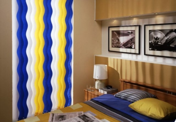 Жалюзи в спальню (75 фото): выбираем на пластиковые окна вертикальные и горизонтальные жалюзи Жалюзи в спальню (75 фото): выбираем на пластиковые окна вертикальные и горизонтальные жалюзи