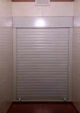 Рольставни в туалет (70 фото): жалюзи для сантехнического шкафа за унитазом, роллеты с печатью, установка и демонтаж своими руками