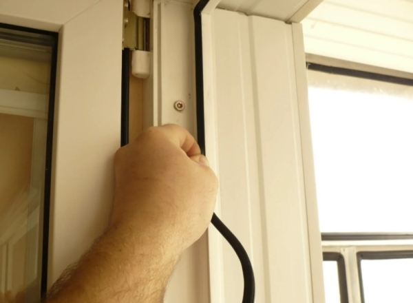 Ремонт балконной двери: заменить сломанный стеклопакет, фиксатор