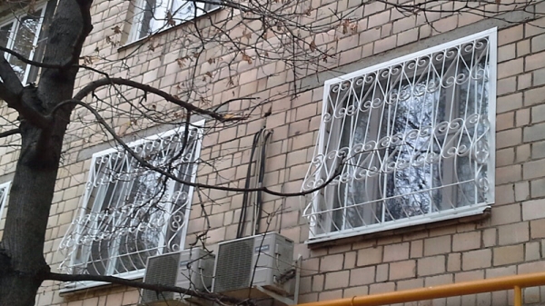 Решетки для цокольных окон (кованые), решетка на полуподвальное окно (цоколь) из металла, купить в Москве Решетки для цокольных окон (кованые), решетка на полуподвальное окно (цоколь) из металла, купить в Москве