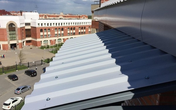 Крыша балкона на последнем этаже своими руками: установка и герметизация Крыша балкона на последнем этаже своими руками: установка и герметизация