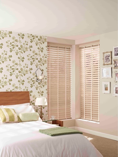 Жалюзи в спальню (75 фото): выбираем на пластиковые окна вертикальные и горизонтальные жалюзи Жалюзи в спальню (75 фото): выбираем на пластиковые окна вертикальные и горизонтальные жалюзи