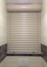 Рольставни в туалет (70 фото): жалюзи для сантехнического шкафа за унитазом, роллеты с печатью, установка и демонтаж своими руками