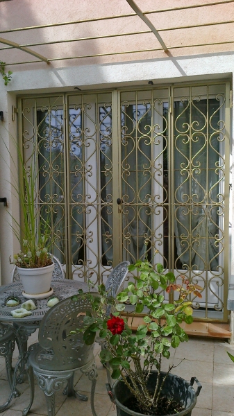 Решетки на окна — 105 фото лучших вариантов защиты окон и балконов Решетки на окна — 105 фото лучших вариантов защиты окон и балконов