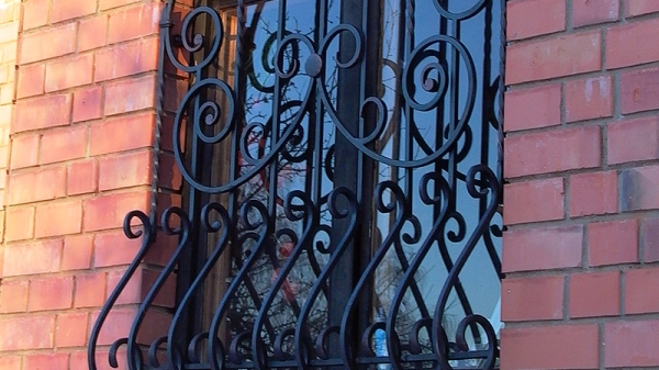 Решетки для цокольных окон (кованые), решетка на полуподвальное окно (цоколь) из металла, купить в Москве Решетки для цокольных окон (кованые), решетка на полуподвальное окно (цоколь) из металла, купить в Москве