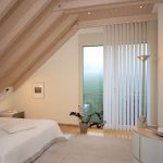 Жалюзи в спальню (75 фото): выбираем на пластиковые окна вертикальные и горизонтальные жалюзи Жалюзи в спальню (75 фото): выбираем на пластиковые окна вертикальные и горизонтальные жалюзи