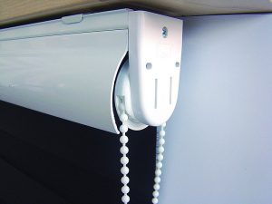 Рулонные шторы День Ночь на пластиковые окна: описание, установка