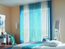 Жалюзи в спальню (75 фото): выбираем на пластиковые окна вертикальные и горизонтальные жалюзи Жалюзи в спальню (75 фото): выбираем на пластиковые окна вертикальные и горизонтальные жалюзи