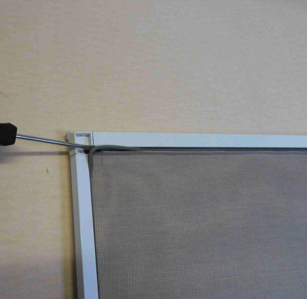 Самостоятельный ремонт порванных москитных сеток Самостоятельный ремонт порванных москитных сеток