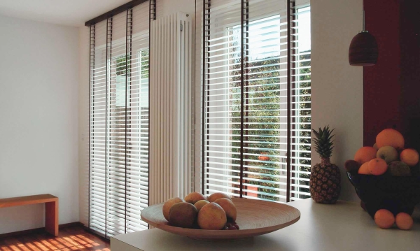 Жалюзи в спальню (75 фото): выбираем на пластиковые окна вертикальные и горизонтальные жалюзи Жалюзи в спальню (75 фото): выбираем на пластиковые окна вертикальные и горизонтальные жалюзи