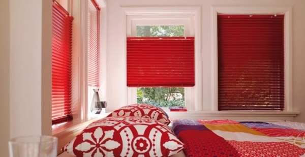 Жалюзи в спальню (75 фото): выбираем на пластиковые окна вертикальные и горизонтальные жалюзи Жалюзи в спальню (75 фото): выбираем на пластиковые окна вертикальные и горизонтальные жалюзи