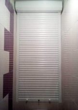 Рольставни в туалет (70 фото): жалюзи для сантехнического шкафа за унитазом, роллеты с печатью, установка и демонтаж своими руками