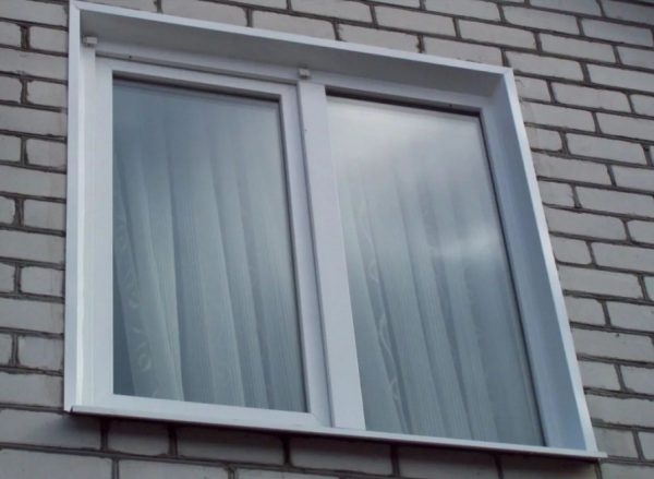 Отделка окон снаружи: разнообразие материалов и способы монтажа Отделка окон снаружи: разнообразие материалов и способы монтажа