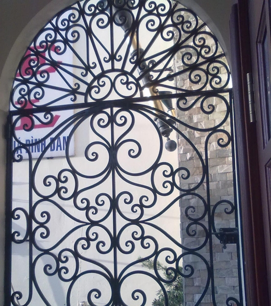 Решетки на окна — 105 фото лучших вариантов защиты окон и балконов Решетки на окна — 105 фото лучших вариантов защиты окон и балконов