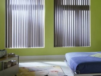 Жалюзи в спальню (75 фото): выбираем на пластиковые окна вертикальные и горизонтальные жалюзи Жалюзи в спальню (75 фото): выбираем на пластиковые окна вертикальные и горизонтальные жалюзи