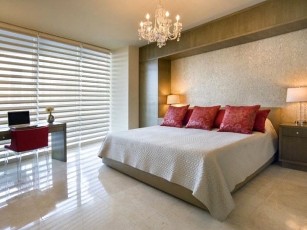 Жалюзи в спальню (75 фото): выбираем на пластиковые окна вертикальные и горизонтальные жалюзи Жалюзи в спальню (75 фото): выбираем на пластиковые окна вертикальные и горизонтальные жалюзи