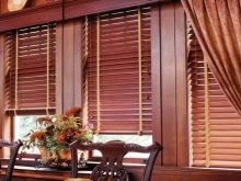 Как установить жалюзи горизонтальные на пластиковые окна (70 фото): как повесить на потолок, монтаж на стену и створку без сверления Как установить жалюзи горизонтальные на пластиковые окна (70 фото): как повесить на потолок, монтаж на стену и створку без сверления