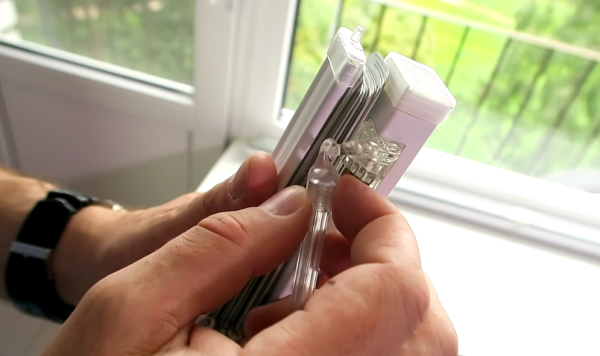 Как установить жалюзи горизонтальные на пластиковые окна (70 фото): как повесить на потолок, монтаж на стену и створку без сверления Как установить жалюзи горизонтальные на пластиковые окна (70 фото): как повесить на потолок, монтаж на стену и створку без сверления