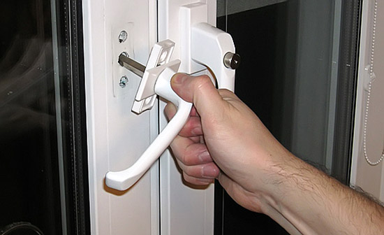 Замена ручки на пластиковой балконной двери