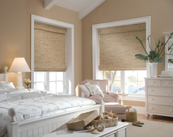 Жалюзи в спальню (75 фото): выбираем на пластиковые окна вертикальные и горизонтальные жалюзи Жалюзи в спальню (75 фото): выбираем на пластиковые окна вертикальные и горизонтальные жалюзи