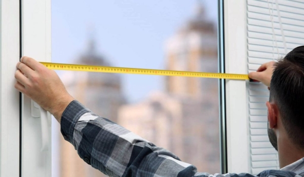 Как установить жалюзи горизонтальные на пластиковые окна (70 фото): как повесить на потолок, монтаж на стену и створку без сверления Как установить жалюзи горизонтальные на пластиковые окна (70 фото): как повесить на потолок, монтаж на стену и створку без сверления