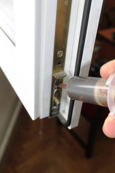 Чем и как смазать пластиковые окна: механизм, резинки, фурнитуру