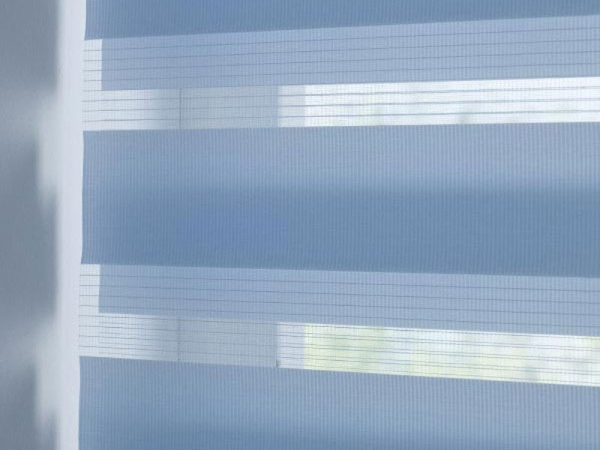 Рулонные шторы День Ночь на пластиковые окна: описание, установка